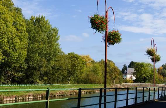 Camping Le Vallage Attigny 外观 照片