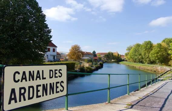 Camping Le Vallage Attigny 外观 照片